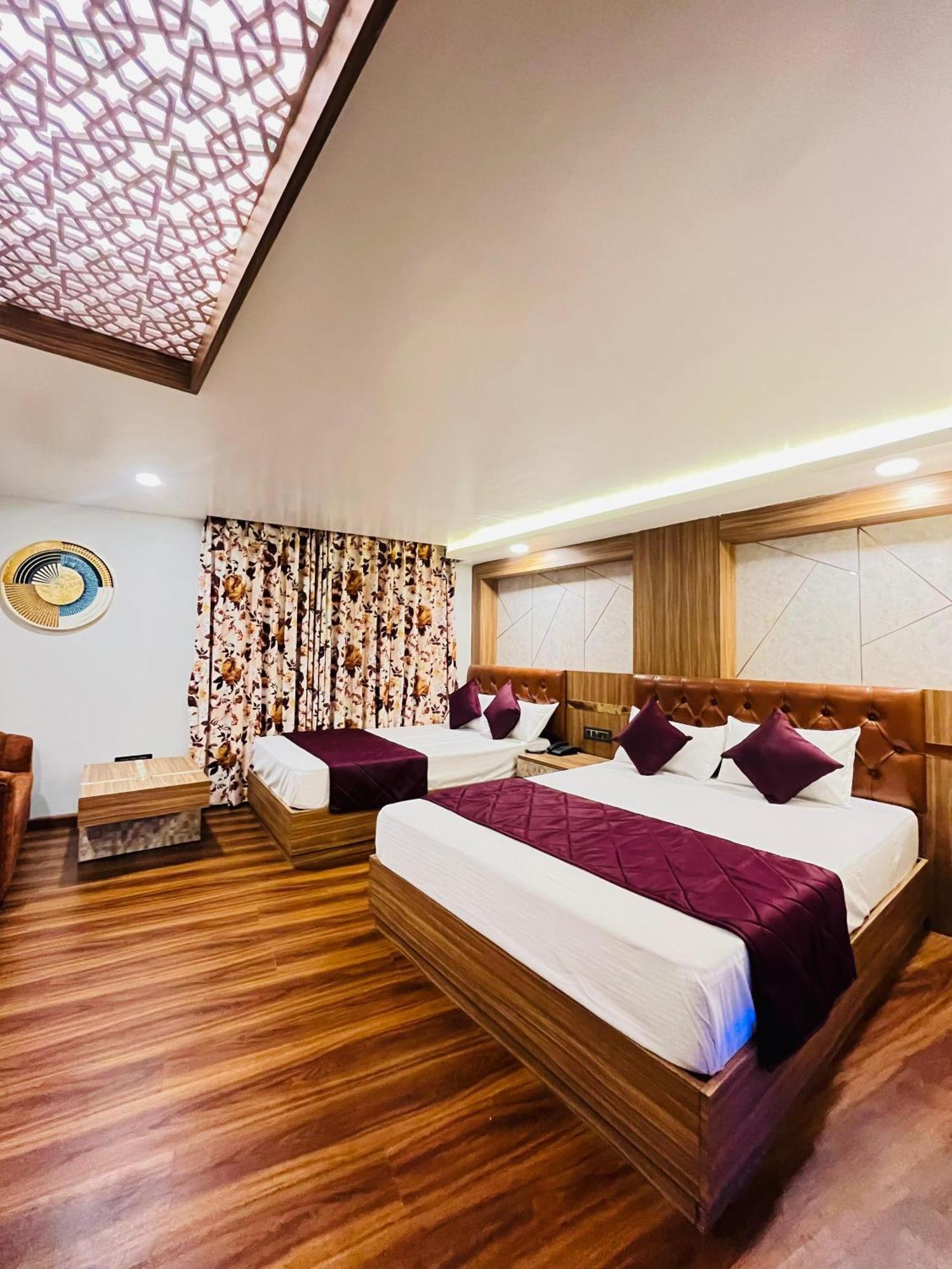 Luxury Stay At Hotel Broadway Boutique Mall Road Chowrasta Near Mahakal Temple Darjeeling  Exterior photo